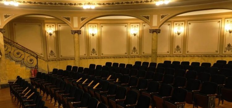Finaliza la colocación de las butacas en la reconstrucción de la sala del Teatro Gualeguaychú