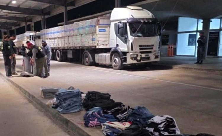 Contrabando y fraude marcario: detuvieron a dos transportistas en puente internacional