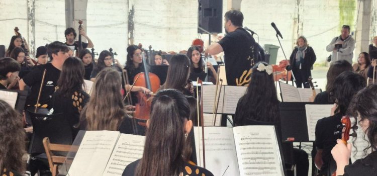 La Orquesta Yaguarí Guazú realizó su primera presentación internacional en Fray Bentos