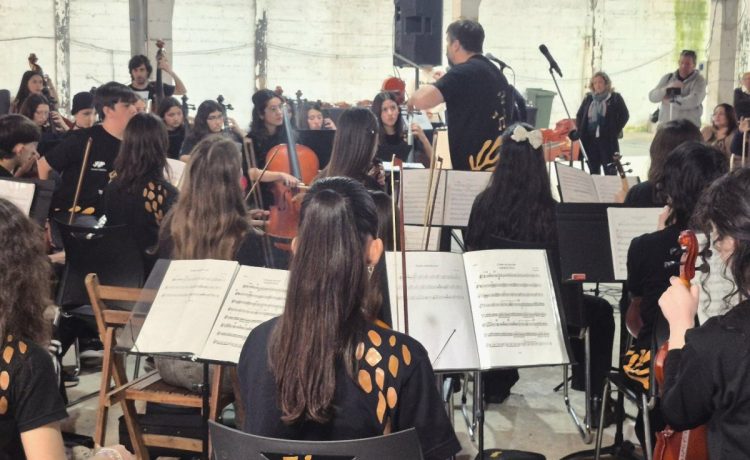 La Orquesta Yaguarí Guazú realizó su primera presentación internacional en Fray Bentos
