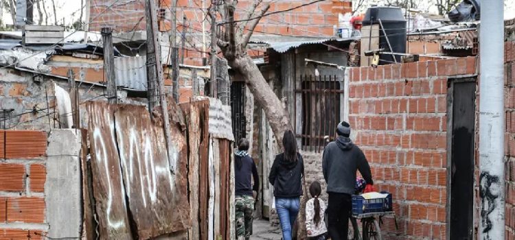 La pobreza habría vuelto a subir y calculan que sumó este año 1,7 millones de pobres en el país