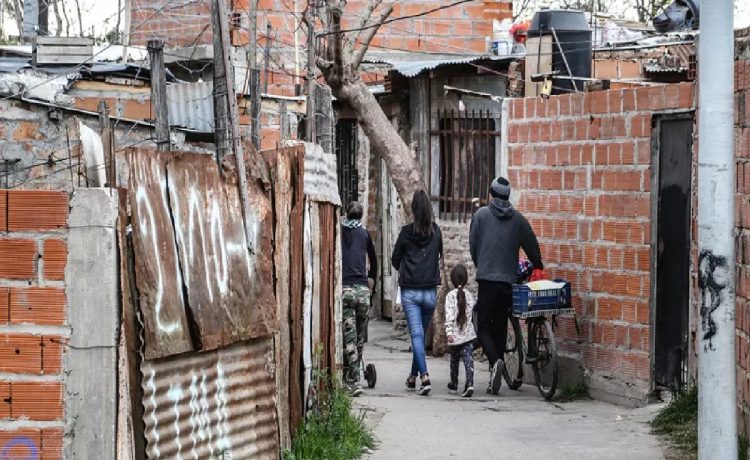 La pobreza habría vuelto a subir y calculan que sumó este año 1,7 millones de pobres en el país