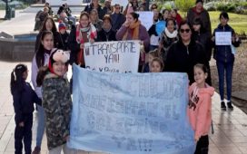 Promesas incumplidas: la Escuela N° 92 sigue cerrada sin obras y los alumnos faltan a clase porque el colectivo prometido nunca llegó