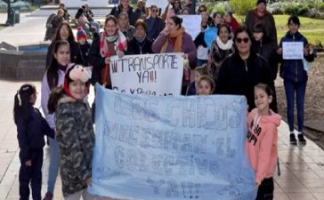 Promesas incumplidas: la Escuela N° 92 sigue cerrada sin obras y los alumnos faltan a clase porque el colectivo prometido nunca llegó