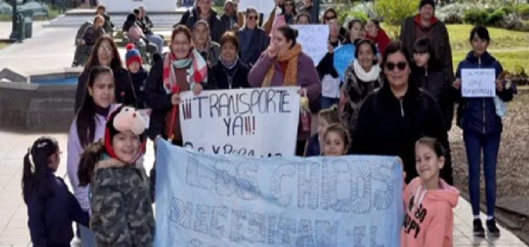 Promesas incumplidas: la Escuela N° 92 sigue cerrada sin obras y los alumnos faltan a clase porque el colectivo prometido nunca llegó