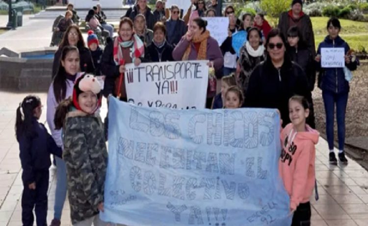 Promesas incumplidas: la Escuela N° 92 sigue cerrada sin obras y los alumnos faltan a clase porque el colectivo prometido nunca llegó