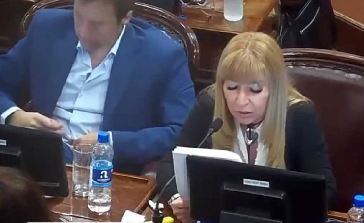 El Diputado Rossi denunció una campaña para hacerlo pasar por “falopero”. Aclaró que sólo se rascaba “el ombligo” en plena sesión