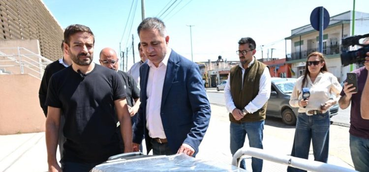 El intendente Davico acompañó la entrega de una nueva ambulancia al Hospital Centenario