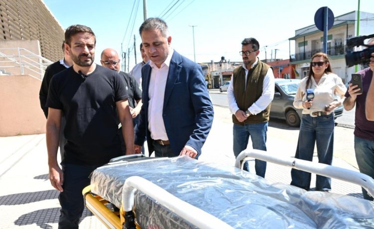El intendente Davico acompañó la entrega de una nueva ambulancia al Hospital Centenario