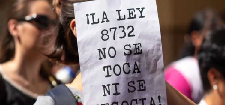 Duras críticas de la izquierda ante rumores de que legisladores y funcionarios apuran sus jubilaciones ante la reforma del Gobierno