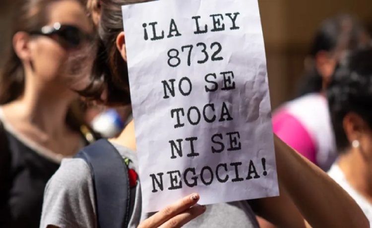 Duras críticas de la izquierda ante rumores de que legisladores y funcionarios apuran sus jubilaciones ante la reforma del Gobierno