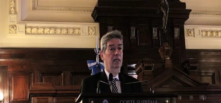 Con una decisión técnica, ahora la Corte Suprema repuso la ley que limita la venta de tierra a extranjeros