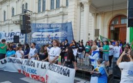 Multitudinaria marcha en Paraná por la universidad pública y la derogación del DNU 70/23