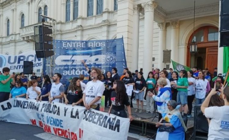 Multitudinaria marcha en Paraná por la universidad pública y la derogación del DNU 70/23