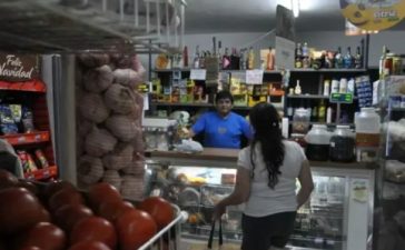 Compras hormiga, segundas marcas y el regreso del fiado, los almacenes de barrio se adaptan a la caída de consumo