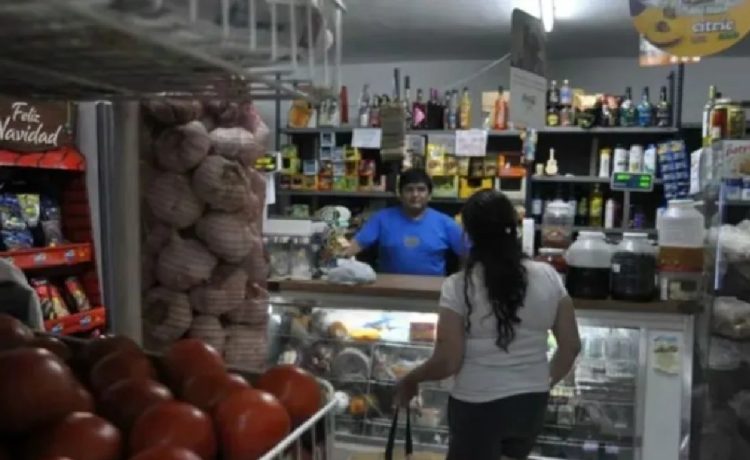 Compras hormiga, segundas marcas y el regreso del fiado, los almacenes de barrio se adaptan a la caída de consumo