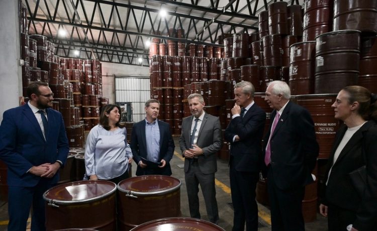 Frigerio entregó el certificado de adhesión al RINI a una empresa exportadora que planea invertir más de $3.600 millones