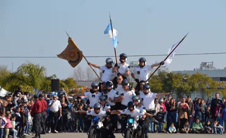 El desfile del 9 de Julio contará con la exhibición de la Brigada Blanca de la Policía Federal Argentina