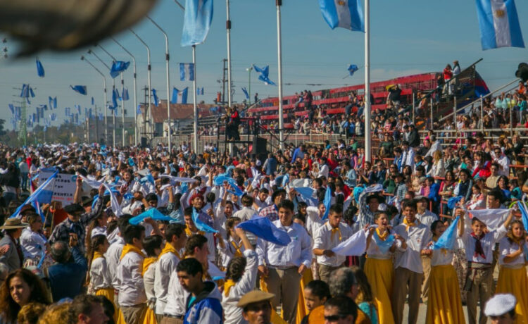 Estudiantes y familias celebran el 25 de Mayo en Gualeguaychú