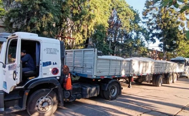 Paysandú recibe miles de toneladas de azúcar crudo en camiones que vienen desde Tucumán