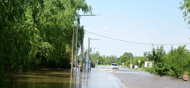Crecida del río: Municipalidad, Prefectura y Bomberos evacuó a turistas de zonas vulnerables