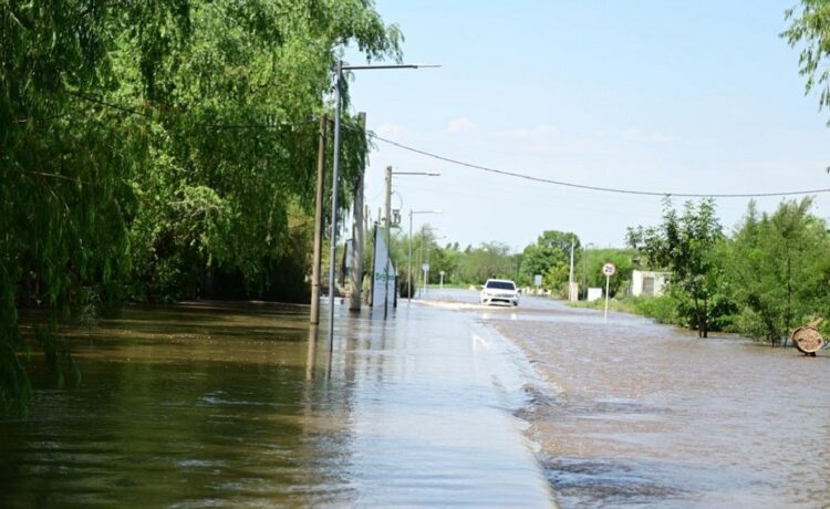 Crecida del río: Municipalidad, Prefectura y Bomberos evacuó a turistas de zonas vulnerables