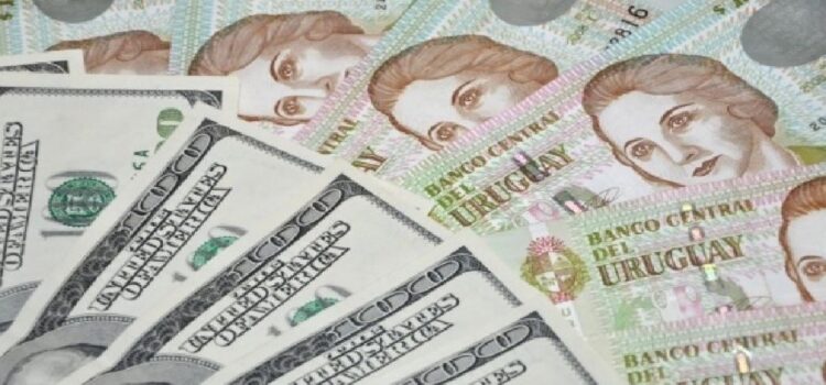 El país vecino de Argentina ya no es el destino predilecto de los locales, mientras que los argentinos aumentan sus reservas en las playas de Uruguay.