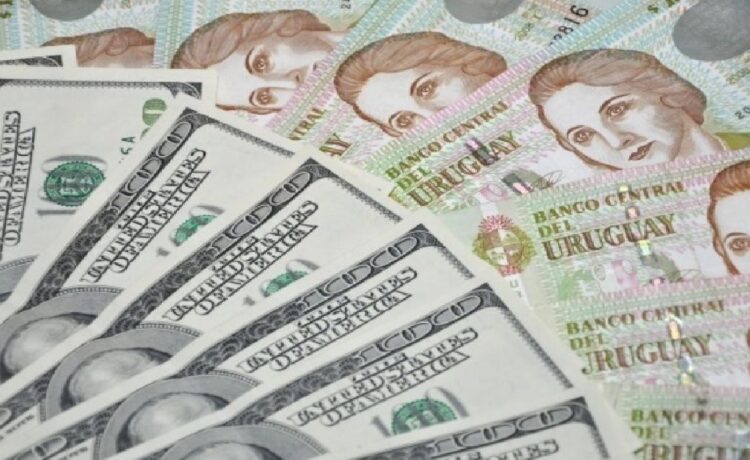 El país vecino de Argentina ya no es el destino predilecto de los locales, mientras que los argentinos aumentan sus reservas en las playas de Uruguay.