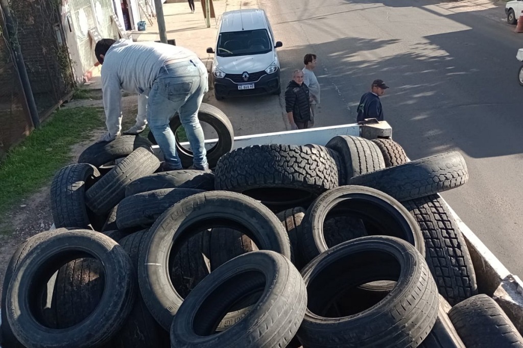 Campaña de descacharrización contra el dengue