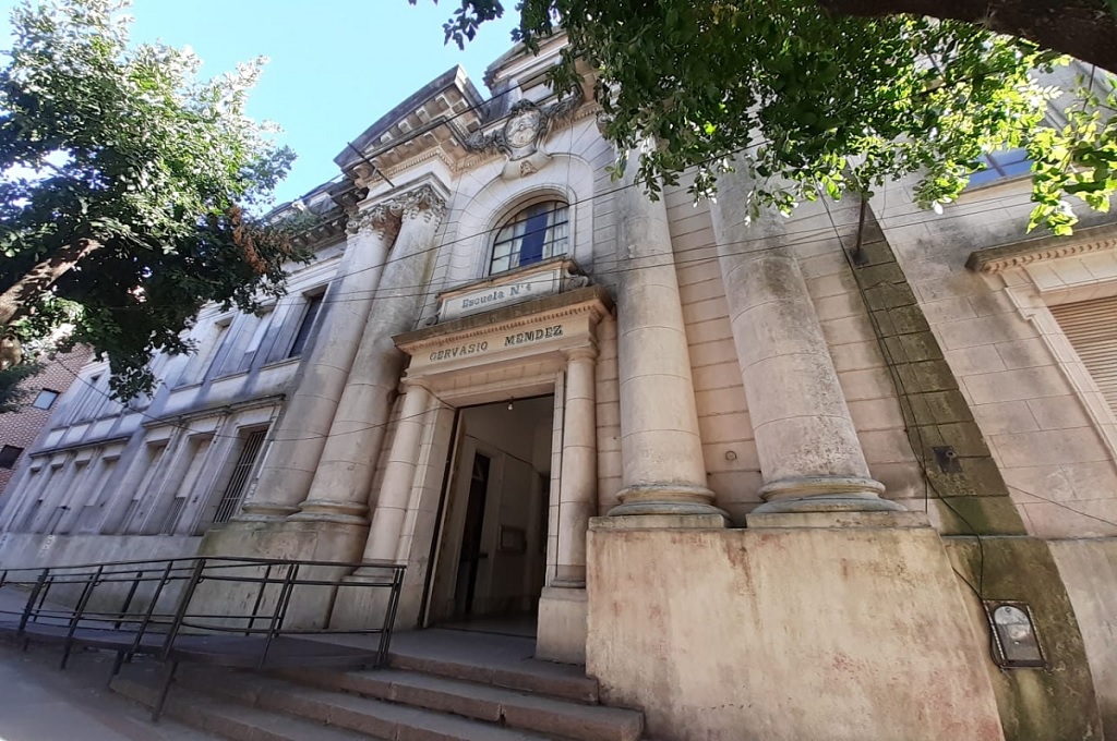 Padres de alumnos de la escuela Gervasio Méndez evalúan un abrazo a la institución por la caida de un cielorraso