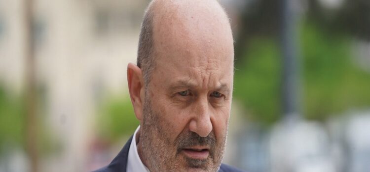 ¿Y los expendedores? Sturzenegger: "Los conductores podrán cargar solos el combustible en Argentina"