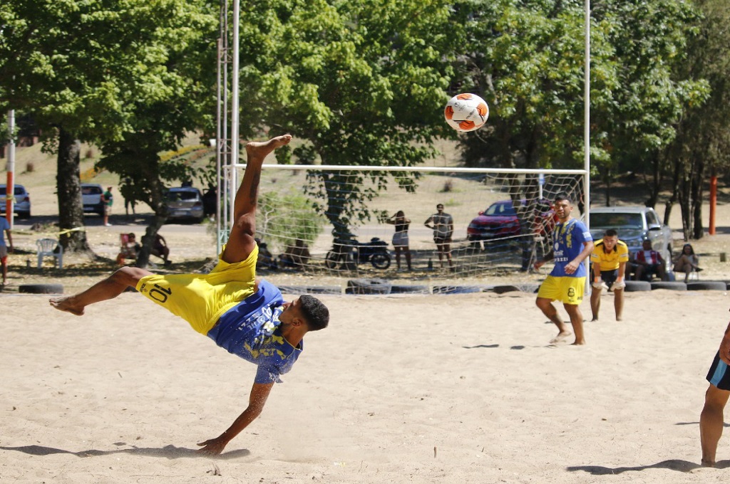 La cancha de arena en Las Cañas albergó el 2° encuentro internacional de “Fútbol Playa”