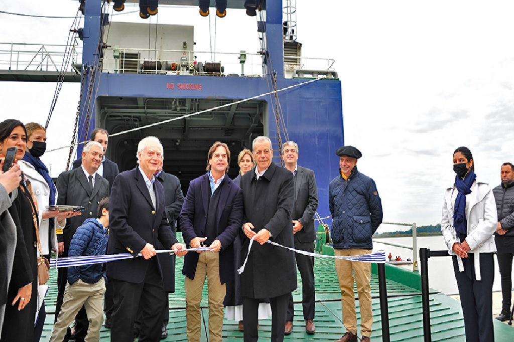 Lacalle Pou participó en presentación de buque que transportará camiones de carga entre Juan Lacaze y Buenos Aires