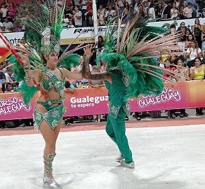 Un blanco manto de espuma volvió a cubrir los corsos de Gualeguay