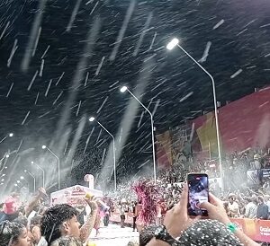 Un blanco manto de espuma volvió a cubrir los corsos de Gualeguay