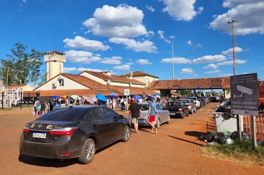 Colas de diez kilómetros y demoras superiores a siete horas en Paso de los Libres