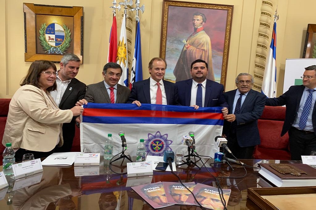 Autoridades de Paysandú y entrerrianas reinstalaron cuadro de José Artigas en el Salón Rojo