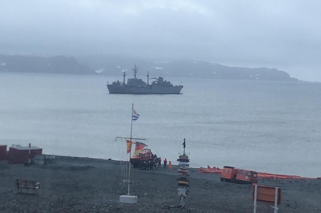 el buque logístico ROU 04 “General Artigas”, arribo a la Antártida para el reabastecimiento de la Base Científica Antártica Artigas.