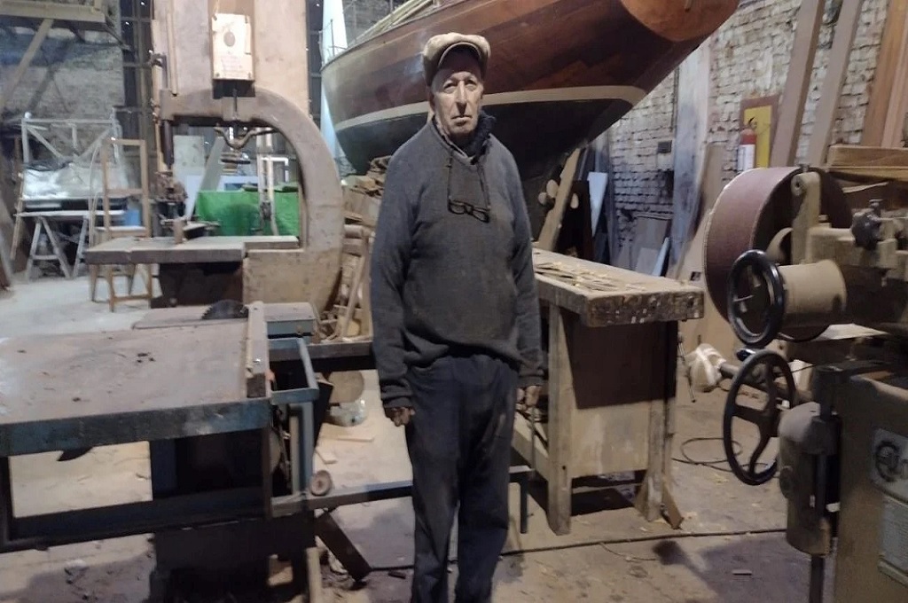 La historia de Rosendo, el carpintero naval uruguayo, y un antiguo velero de madera que espera volver al mar