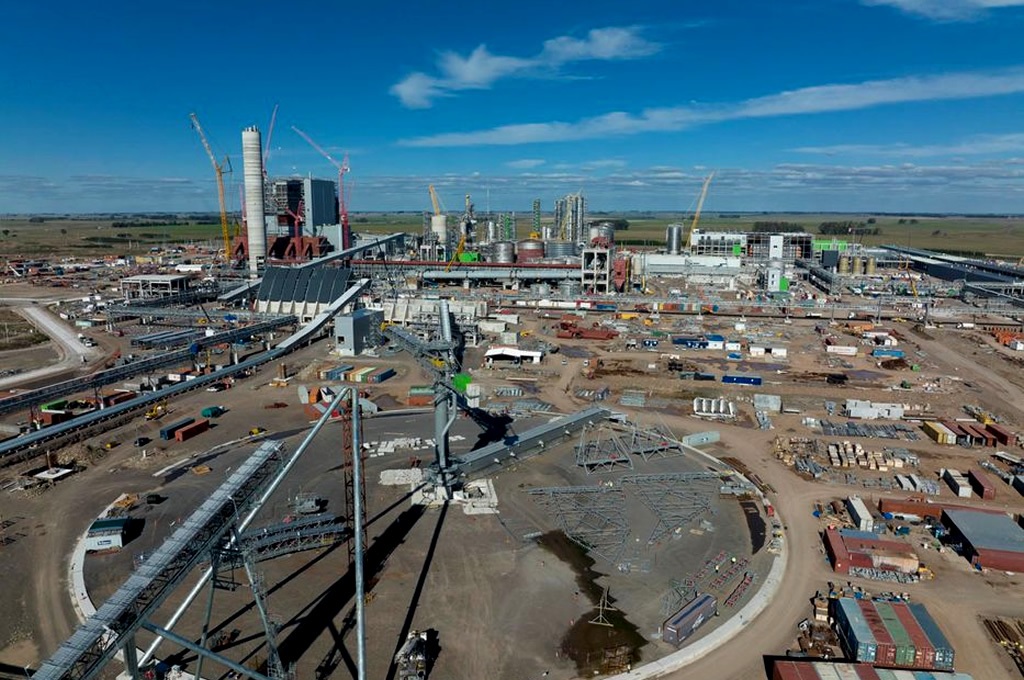 Murió un obrero de la planta de UPM II en una caída de una de las chimeneas