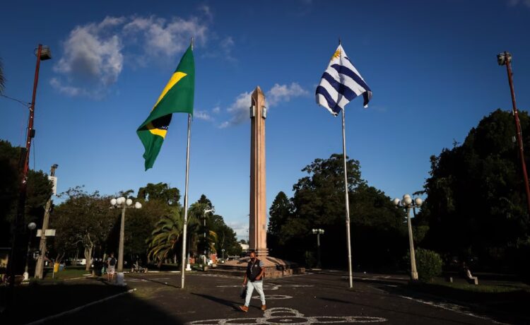 Menos demanda en la frontera, más contrabando e impacto en turistas: efectos de la devaluación del real en Uruguay