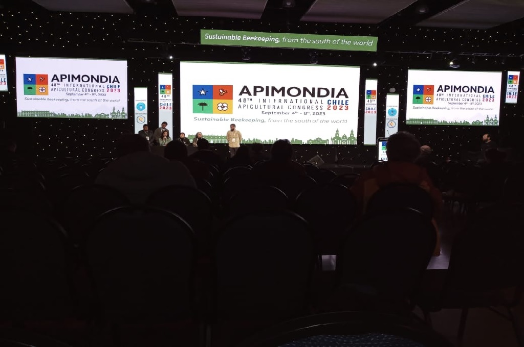 La Facultad de Bromatología UNER estuvo presente en el 48º Congreso de Apimondia en Chile