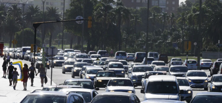 Uruguay busca reducir deudas y renovar autos antiguos