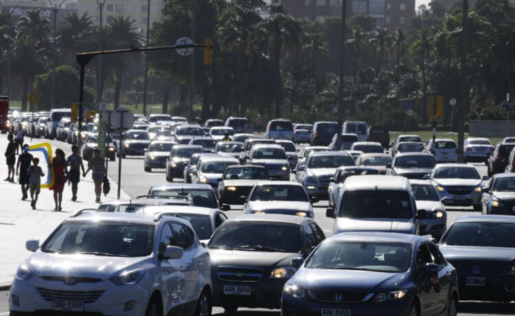 Uruguay busca reducir deudas y renovar autos antiguos