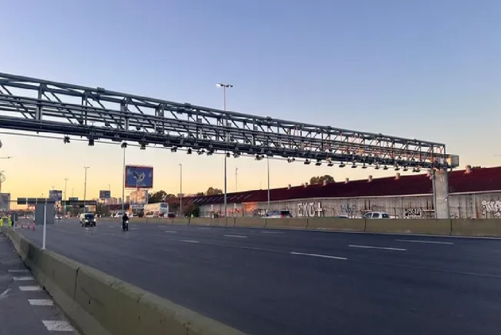 La primera autopista de Uruguay tendrá un innovador sistema de peajes, ¿de qué se trata el "Free Flow"?