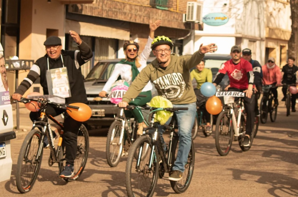 Francisco Álvarez encabezó una bicicleteada para promover los beneficios del deporte