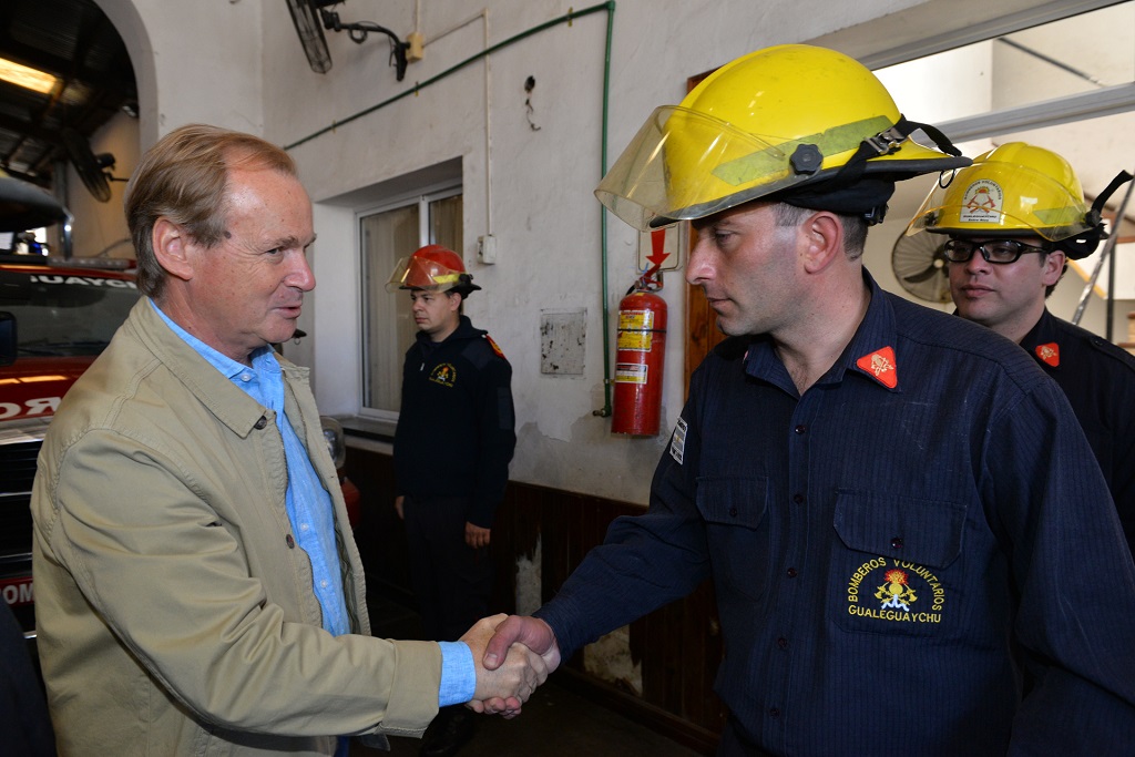 Bordet entregó a los Bomberos Voluntarios la promulgación de Ley que les otorga obra social y pensión