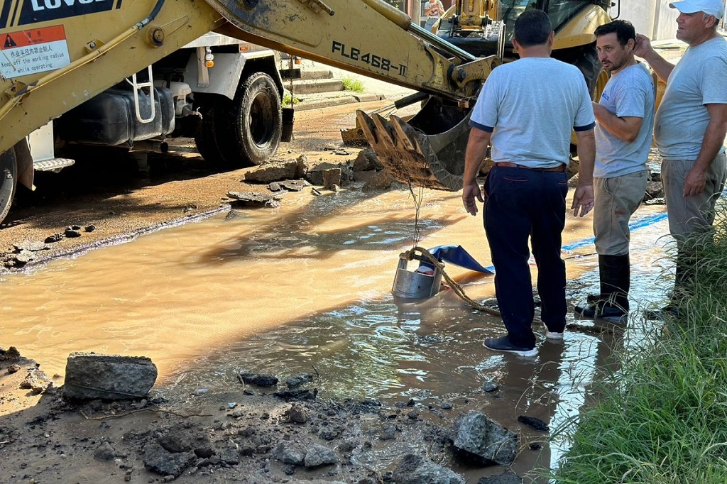 Se restableció el servicio de agua potable en la zona afectada por la rotura de un caño