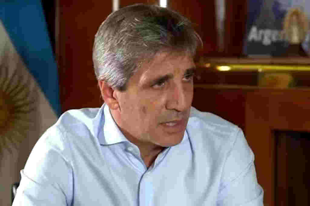 Caputo confirmó que las jubilaciones se pagarán en dos cuotas en abril