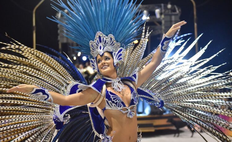 Ya se siente la sexta noche del Carnaval del País